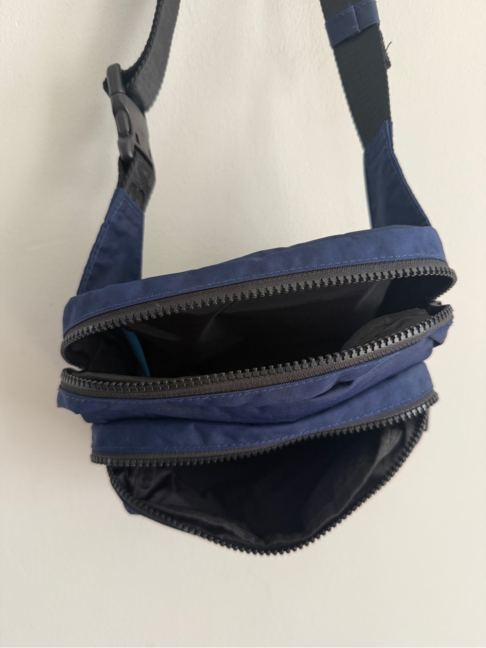 VGUC BAGGU x Hello Kitty Embroidered Fanny Pack - Picture 5 of 9